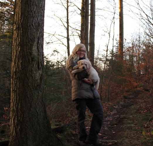 Maria med Casper i skoven.